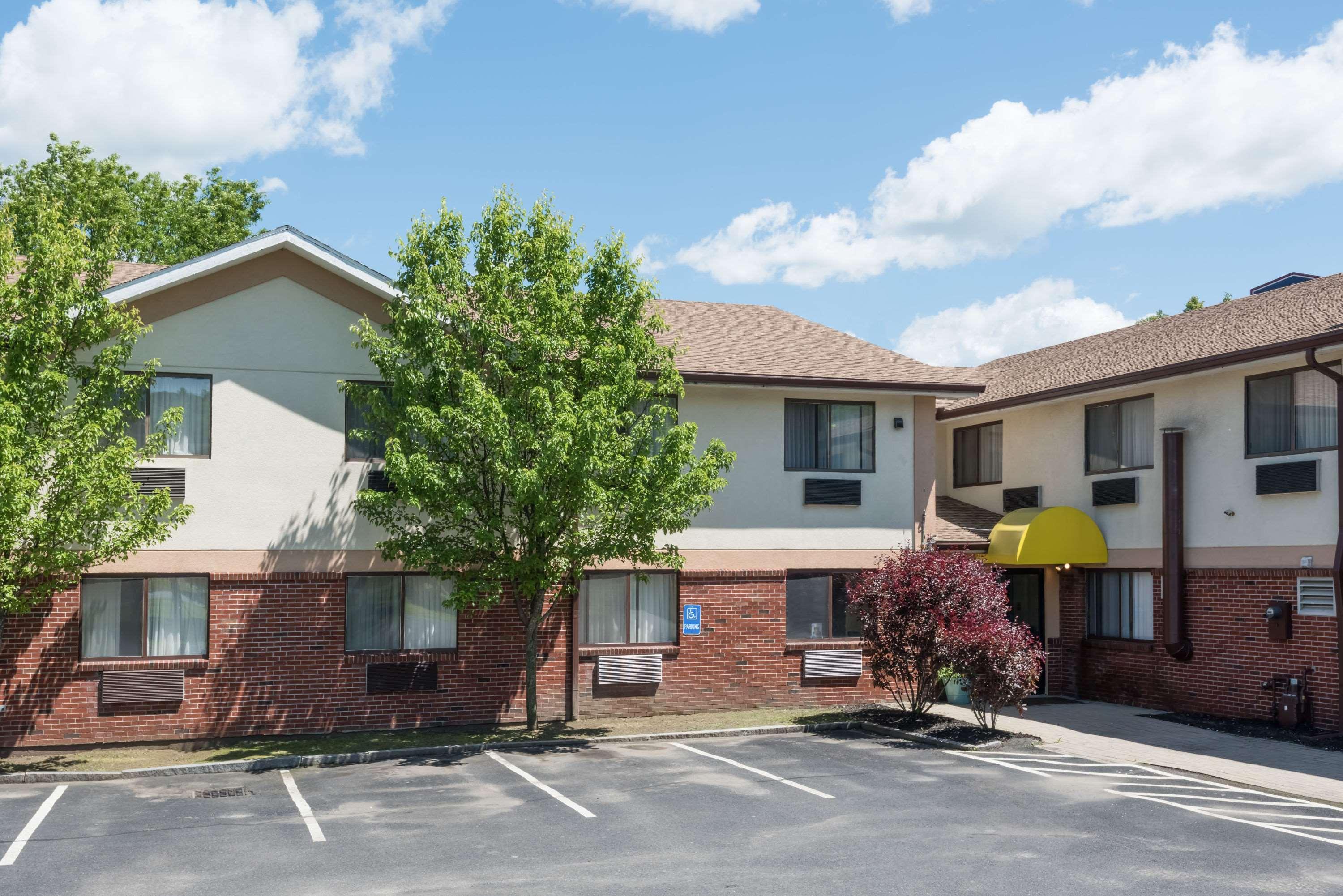 Days Inn By Wyndham Greenfield Exterior foto